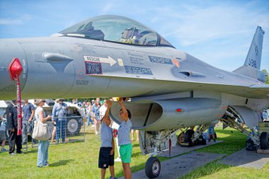Den Haag, Hollanda - 29 Haziran 2024: Hollanda Veteranendağ sırasında Hollanda F16 savaş uçağını keşfeden çocuklar