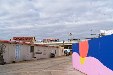 Scheveningen, Hollanda - 30 Mart 2025: Scheveningen 'de Grand Plage restoranı ve kokteyl barlı iskele manzaralı renkli sahil gezisi