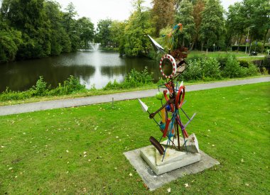 Zeist, Hollanda - 18 Eylül 2025: Slot Zeist heykel bahçesi yakınlarındaki Object Trouve II olarak adlandırılan Hans van Bentrum