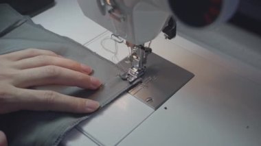 Hands Tailor dikiş makinesinde çalışıyor. Moda tasarımcısı 4K UHD B-Roll görüntüleri.