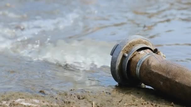 Abwasserrohre Kippen Das Verschmutzte Kontaminierte Wasser Den Fluss Wasserverschmutzung Umweltkontaminierungskonzept — Stockvideo