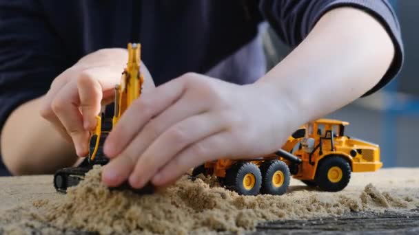 Niño Juega Arena Con Una Excavadora Amarilla Camión Concepto Construcción — Vídeo de stock