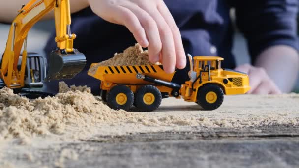 Sarı Kazıcı Kamyonla Kumda Oynayan Bir Çocuk Nşaat Konsepti — Stok video