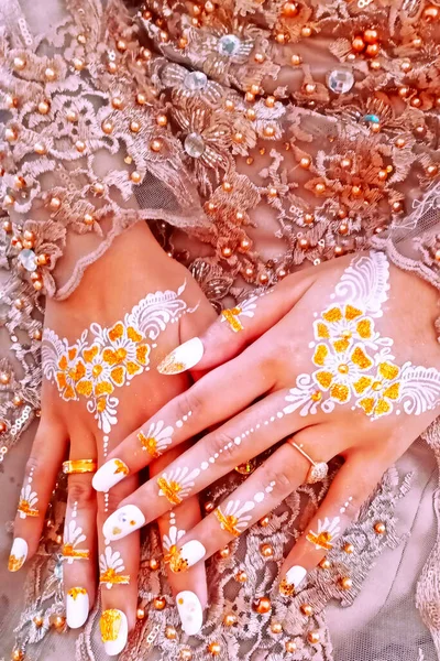 Huwelijksceremonie Vrouw Hand Van Bruid Een Bruidsboeket Haar Handen — Stockfoto