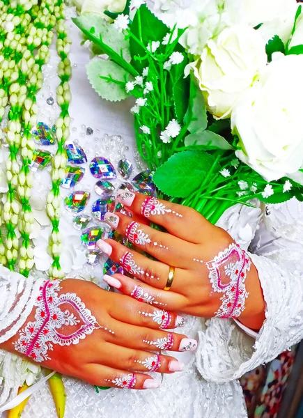 Çiçekli güzel kadın.