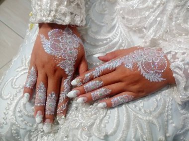 Alyanslar beyaz arkaplanda