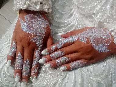 Alyanslar beyaz arkaplanda