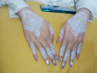 Gelinin ellerinde güzel kınalar