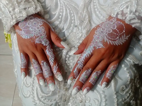 Красивая Хна Руках Невесты — стоковое фото
