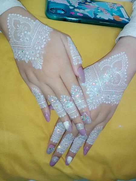 Schöne Henna Den Händen Der Braut — Stockfoto