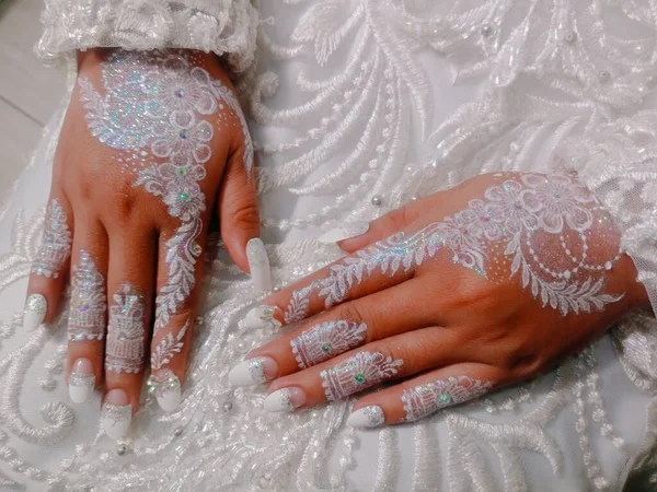 Schöne Henna Den Händen Der Braut — Stockfoto