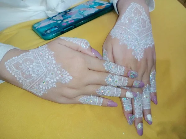 Красивая Хна Руках Невесты — стоковое фото
