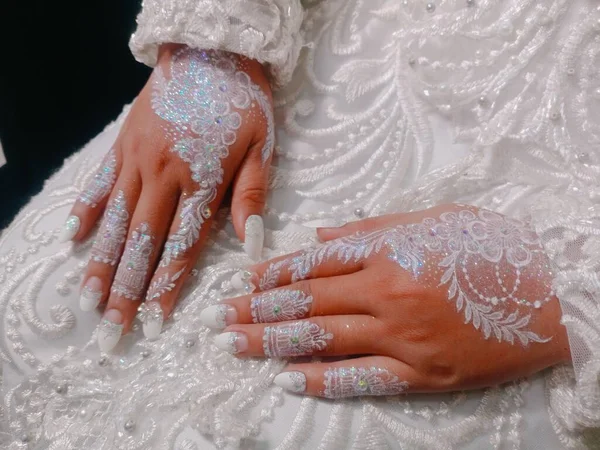 Bela Hena Nas Mãos Noiva — Fotografia de Stock