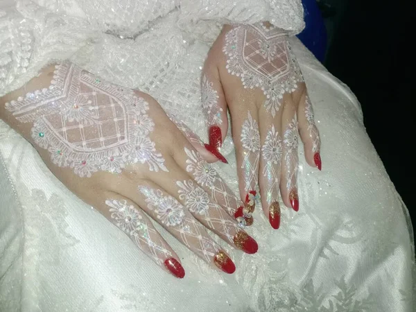 Krásná Henna Rukou Nevěsty — Stock fotografie