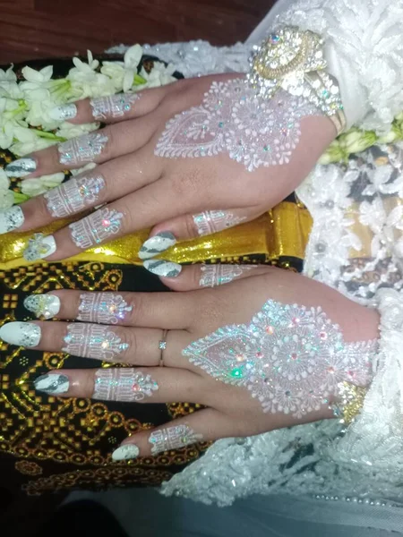 Fechar Mãos Uma Mulher Segurando Anel Casamento — Fotografia de Stock