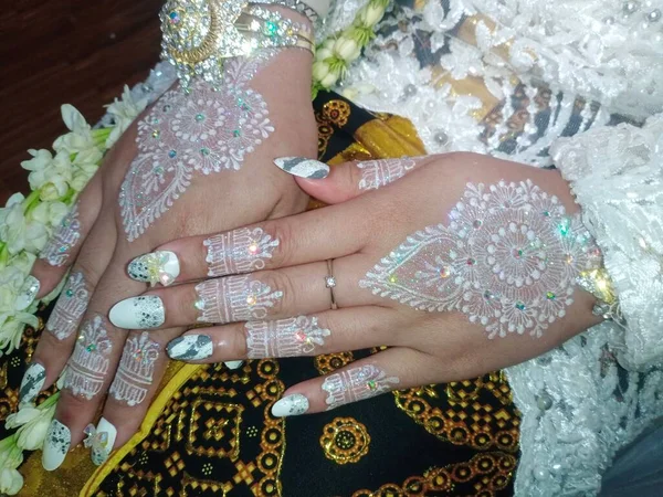 Mulher Bonita Com Mãos Henna — Fotografia de Stock
