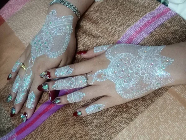 Vrouwelijke Handen Met Een Mooie Manicure Haar Gezicht — Stockfoto