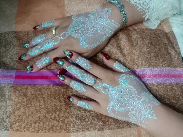 Belas Mãos Femininas Com Uma Tatuagem Fundo Uma Flores Coloridas — Fotografia de Stock
