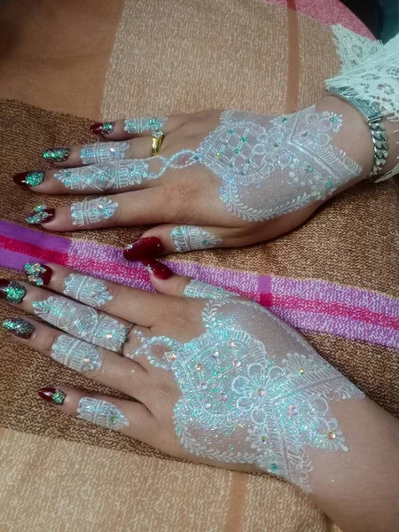 Mãos Mulher Com Uma Tatuagem Henna — Fotografia de Stock