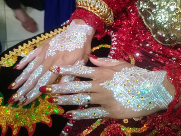 Närbild Kvinnas Händer Som Håller Traditionell Indiansk Mage — Stockfoto