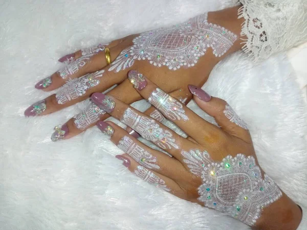 Schöne Frauenhände Mit Spitze Ihrem Hochzeitstag — Stockfoto