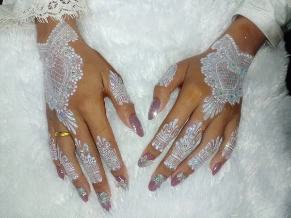 Mooie Vrouw Handen Met Witte Manicure Het Strand — Stockfoto