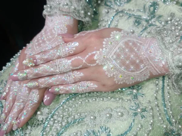 Χέρι Ένα Όμορφο Μανικιούρ Ενός Λευκού Γυναικεία Χέρια — Φωτογραφία Αρχείου