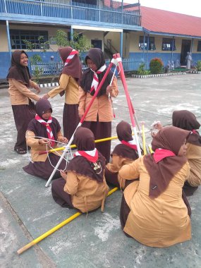 okul çocukları izcilik faaliyetleri yapıyor.