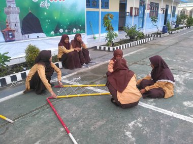 okul çocukları izcilik faaliyetleri yapıyor.