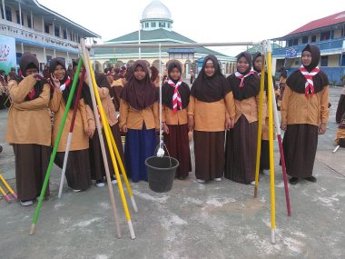 okul çocukları izcilik faaliyetleri yapıyor.