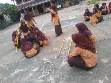 okul çocukları izcilik faaliyetleri yapıyor.