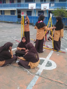 okul çocukları izcilik faaliyetleri yapıyor.