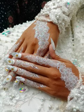 Gelinin ellerine kazınmış güzel kınalar.