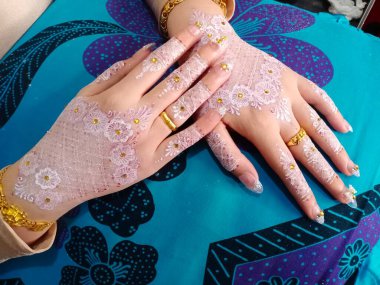 Ellerinde dövme olan güzel bir kadın.