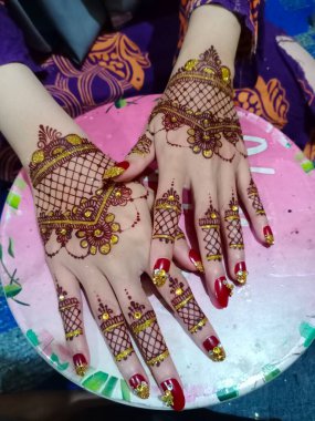 Gelinin ellerine çok zarif bir elbise kazınmış güzel kınalar.