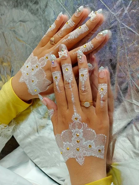 Gelinin ellerine çok zarif bir elbise kazınmış güzel kınalar.