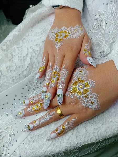 Gelinin ellerine çok zarif bir elbise kazınmış güzel kınalar.