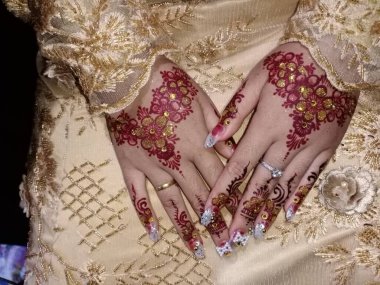 Karnında peçesi olan güzel bir kadın.