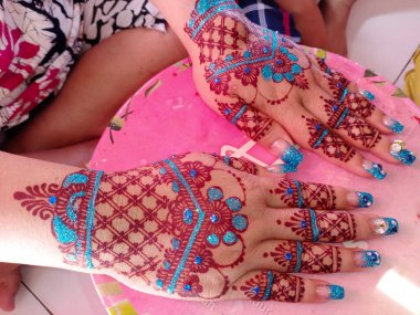 Kumsalda kına dövmeli güzel bir kadın.