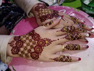 Bir çiçekle bir dişinin elini kapat.