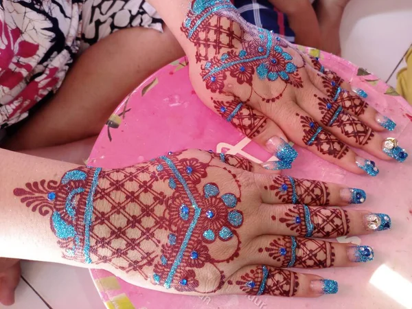 Kumsalda kına dövmeli güzel bir kadın.