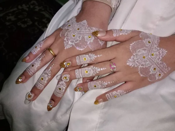 Duvağı olan güzel bir kadına yaklaş.