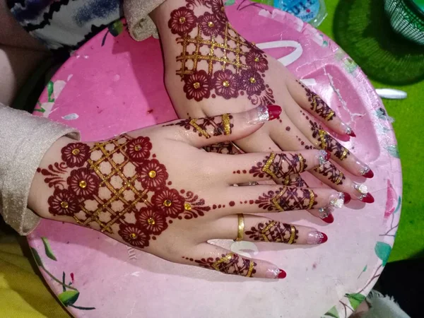 Bir kadının ellerini bir çiçekle kapat.