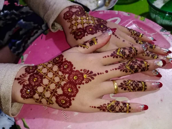 Bir çiçekle bir dişinin elini kapat.