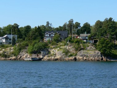 Akşam havasında güzel bir manzara, gün ışığında suyun yanında. Deniz, göl ya da nehir, su doğanın en güzel elementlerinden biridir. Güneşte parlıyor, her bayramı daha da güzelleştiriyor..