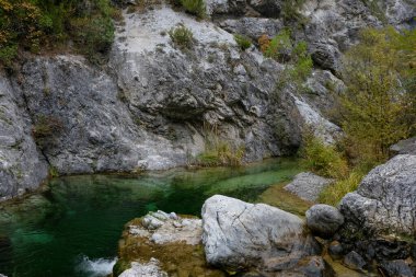 Akşam havasında güzel bir manzara, gün ışığında suyun yanında. Deniz, göl ya da nehir, su doğanın en güzel elementlerinden biridir. Güneşte parlıyor, her bayramı daha da güzelleştiriyor..