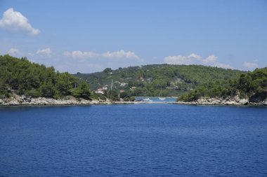 Akşam havasında güzel bir manzara, gün ışığında suyun yanında. Deniz, göl ya da nehir, su doğanın en güzel elementlerinden biridir. Güneşte parlıyor, her bayramı daha da güzelleştiriyor..