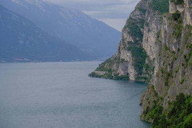 Akşam havasında güzel bir manzara, gün ışığında suyun yanında. Deniz, göl ya da nehir, su doğanın en güzel elementlerinden biridir. Güneşte parlıyor, her bayramı daha da güzelleştiriyor..