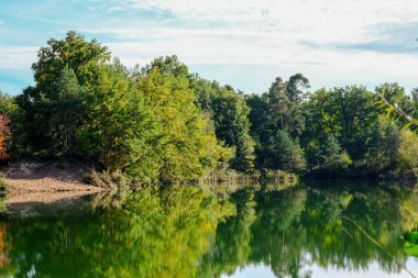 Akşam havasında güzel bir manzara, gün ışığında suyun yanında. Deniz, göl ya da nehir, su doğanın en güzel elementlerinden biridir. Güneşte parlıyor, her bayramı daha da güzelleştiriyor..
