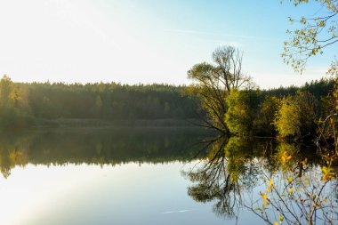 Akşam havasında güzel bir manzara, gün ışığında suyun yanında. Deniz, göl ya da nehir, su doğanın en güzel elementlerinden biridir. Güneşte parlıyor, her bayramı daha da güzelleştiriyor..